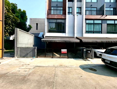 Townhouses for sale St. Andrews International School Bangkok : Call : 095-843-8493 Arden Phatthanakan Village, Corner Townhome 3.5 story 20 sq.wa 3 Beds 4 Baths, near Lotus Pattanakarn
