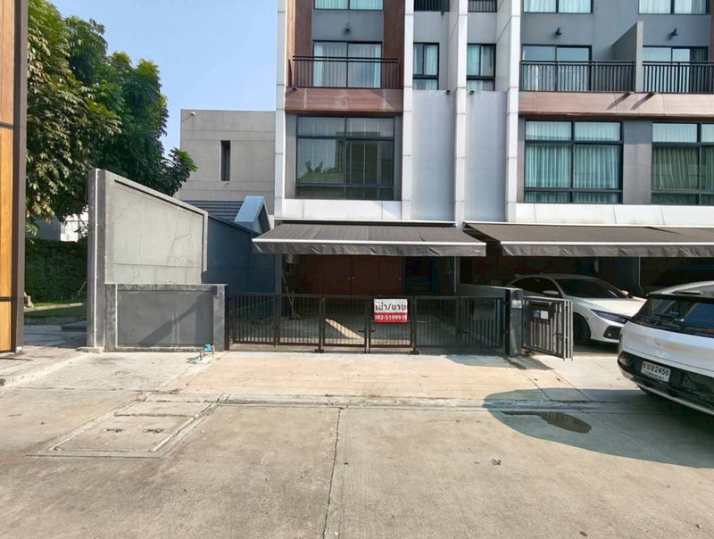 Townhouses for sale : Call : 095-843-8493 Arden Phatthanakan Village, Corner Townhome 3.5 story 20 sq.wa 3 Beds 4 Baths, near Lotus Pattanakarn