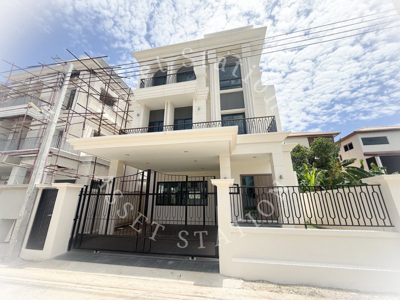 Houses for sale : For Sale 🏡🪞: 4-bedroom detached house at St. Moritz Bang Sue—a luxury village near MRT Tao Poon Station 🚊.