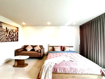 Condos for sale : 🔥 Hot Sale! Beautiful Studio Room at Club Royal Condominium. High floor with stunning pool and sea views, available under Foreign Quota.