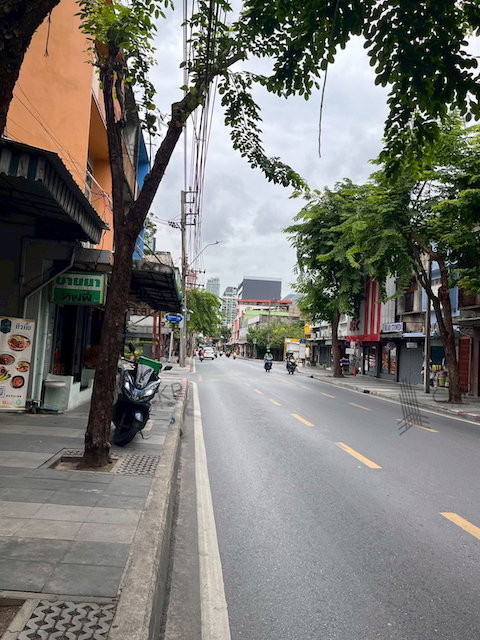 picture 3 floors high commercial building, Inthamara, good location, near Saphan Khwai intersection, suitable for trading. - 4/7