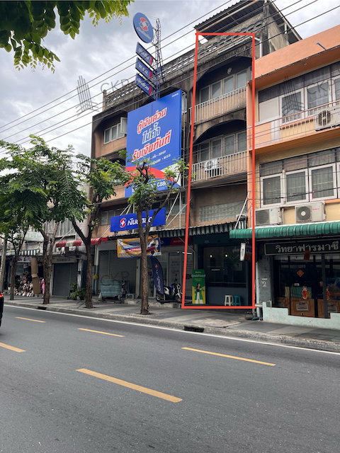 picture 3 floors high commercial building, Inthamara, good location, near Saphan Khwai intersection, suitable for trading. - 2/7