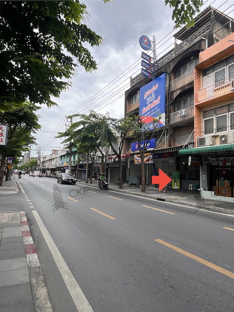 picture 3 floors high commercial building, Inthamara, good location, near Saphan Khwai intersection, suitable for trading. - 3/7
