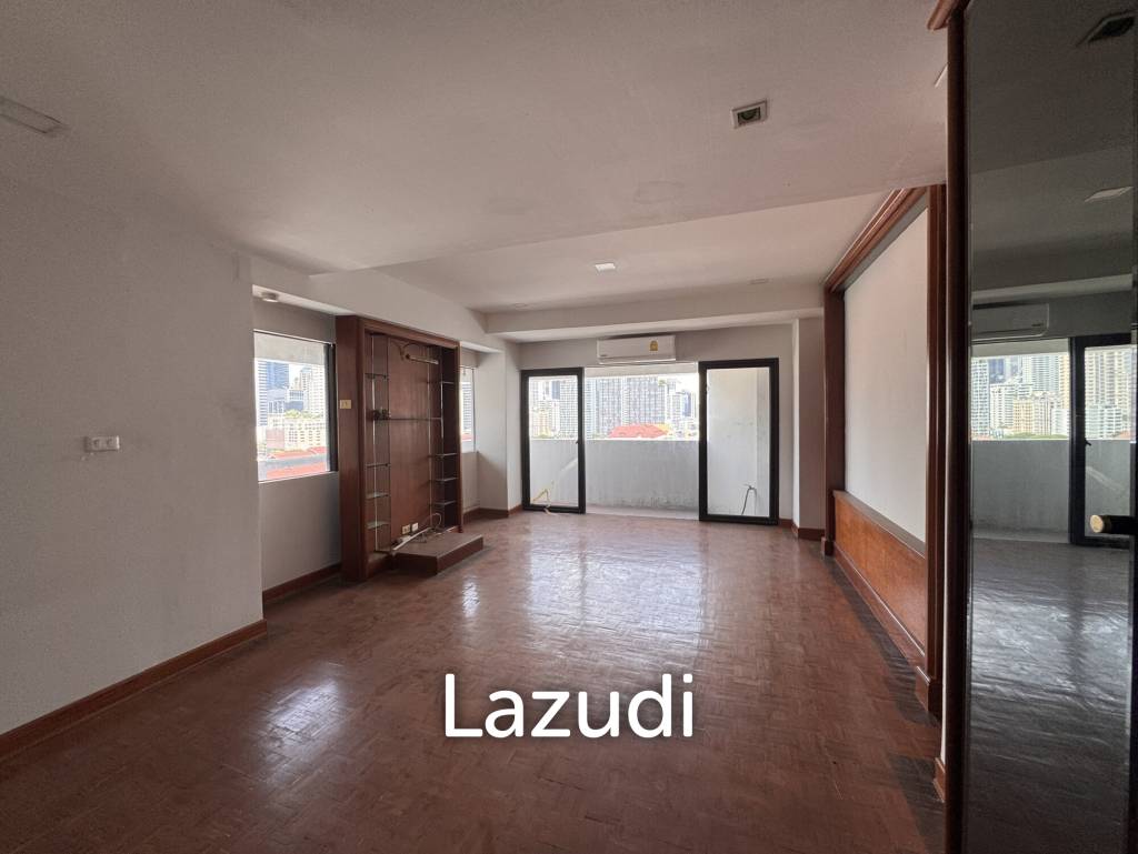 รูป 205 sqm 3-Bed Condo with Huge Terrace in Khlong Toei Nuea, Bangkok - รูปที่ 21/36