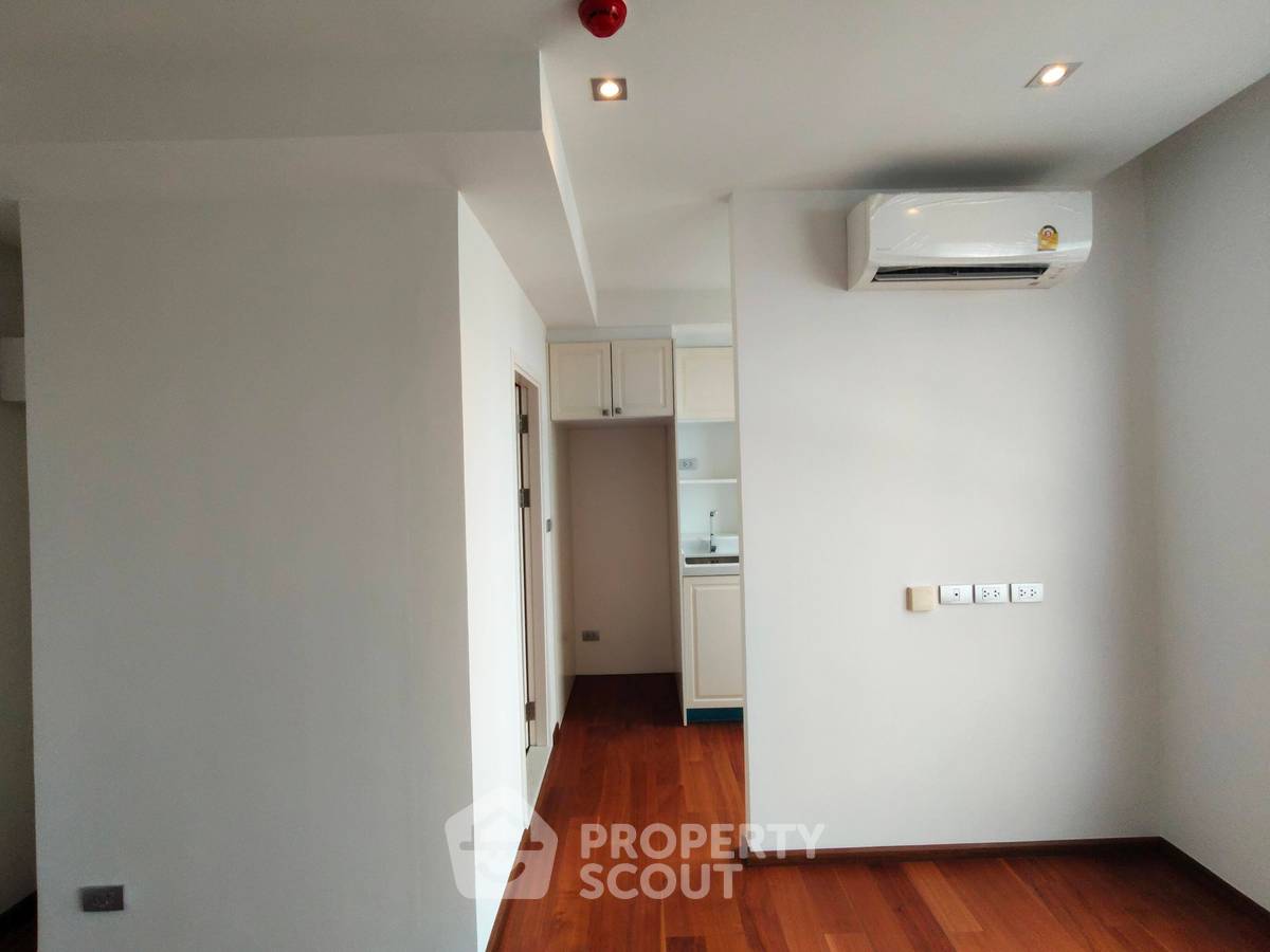 picture 1-BR Condo At Altitude Symphony Charoenkrung, BTS Saphan Taksin (ID 3072833) - 6/11