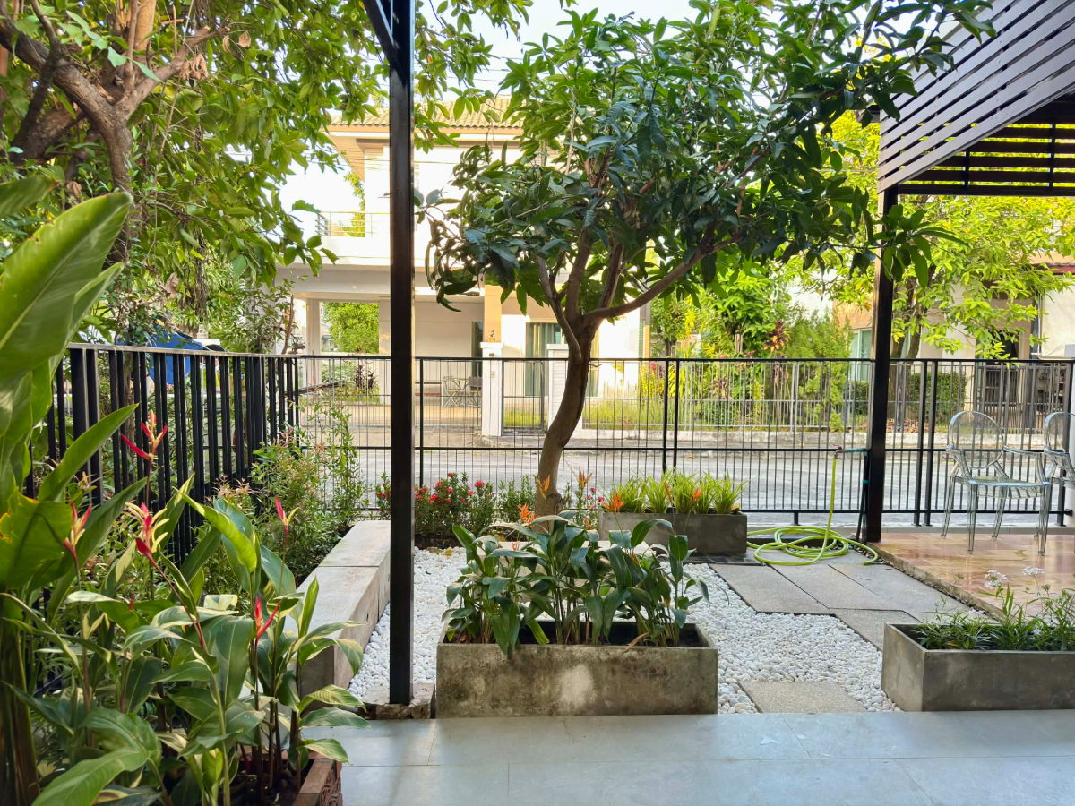 picture Modern 2-Storey Detached House for Rent in a Secure Residential Project - 19/20