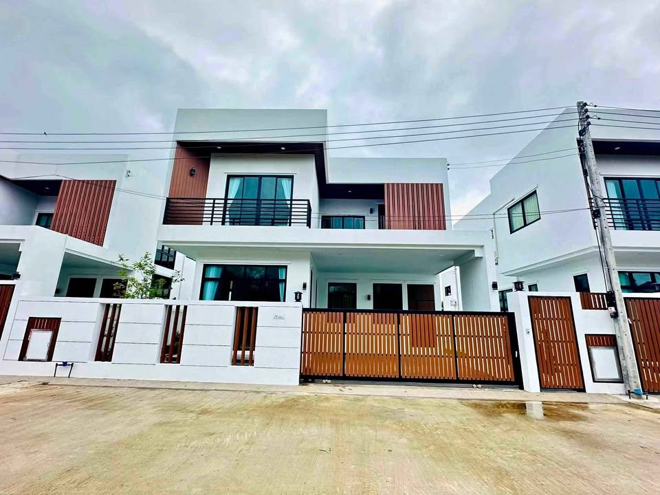 รูป บ้านเดี่ยว 2 ชั้น MODERN STYLE / ต.แม่เหียะ อ.เมืองเชียงใหม่ จ.เชียงใหม่ T.063-664-9056 - รูปที่ 1/31
