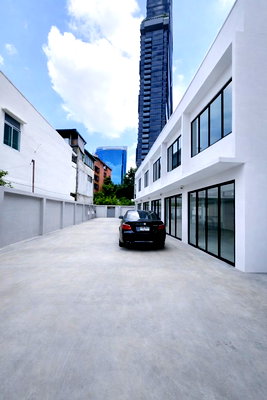 Shophouses for rent BTS Surasak : Showrooms 6 units, Bangkok Christian School Almost half a rai, 160 sq m, BTS Surasak, 199 m, 4 bedrooms, 4 bathrooms, parking for 8 cars, The Bangkok