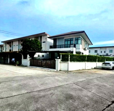 Houses for sale Bang Lamung Chonburi : Beautiful detached house, Golden Home 3 Laem Chabang, in a peaceful atmosphere.