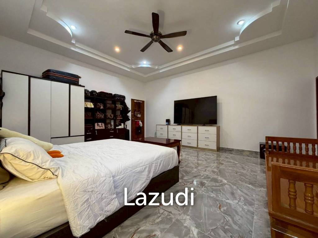 picture Grand 4 Bed Luxury Estate with Massive 3,416 sqm Land Plot - 8/27