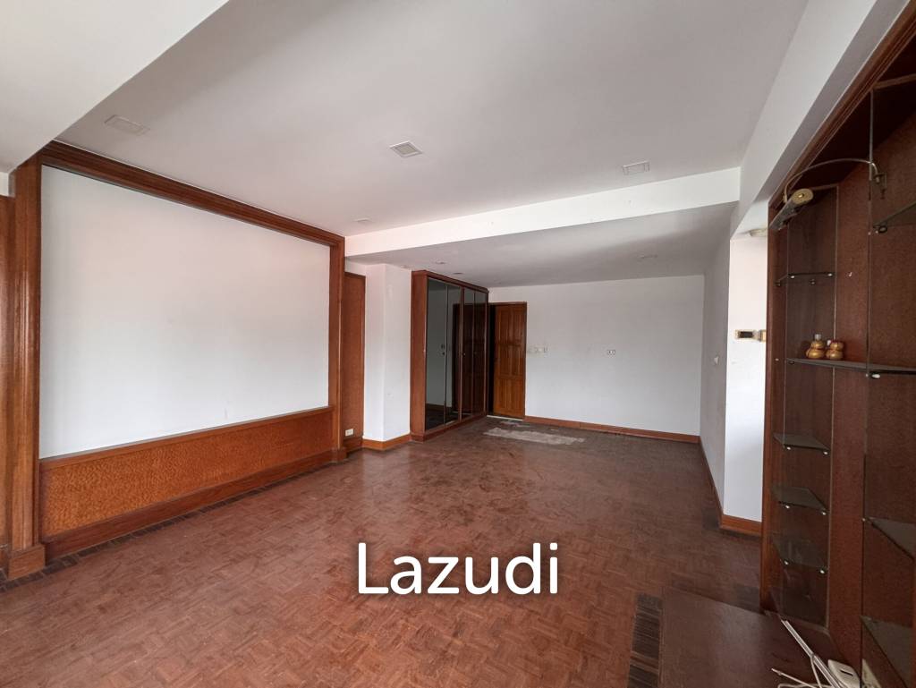 รูป 205 sqm 3-Bed Condo with Huge Terrace in Khlong Toei Nuea, Bangkok - รูปที่ 27/36