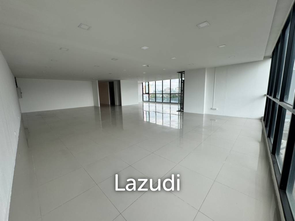 picture 200 sqm modern corner office for rent in Chong Nonsi Yannawa Bangkok - 6/18