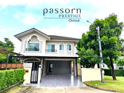 Houses for sale Soi On Nut (Sukhumvit 77) : Single house for sale, corner plot next to a garden, like a private lane. No repairs needed. 3 bedrooms, 3 bathrooms.