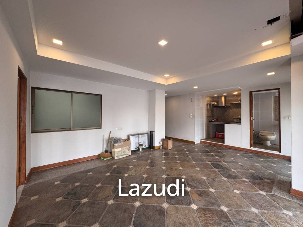 รูป 205 sqm 3-Bed Condo with Huge Terrace in Khlong Toei Nuea, Bangkok - รูปที่ 5/36