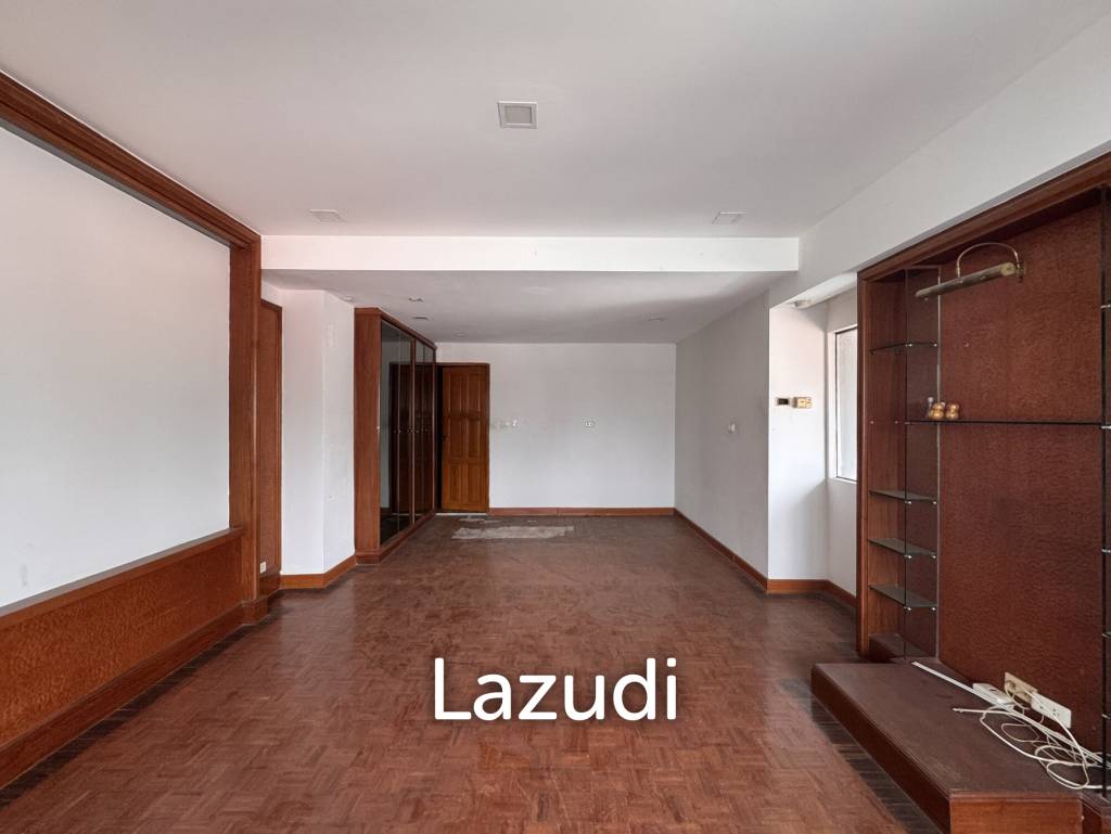 รูป 205 sqm 3-Bed Condo with Huge Terrace in Khlong Toei Nuea, Bangkok - รูปที่ 22/36