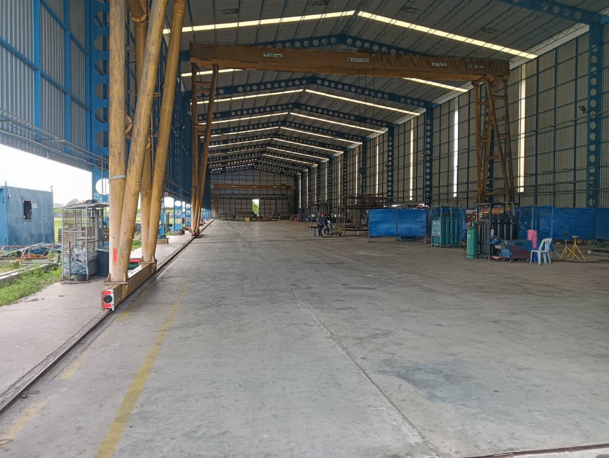 picture Land with a Large, Ready-to-Use Workshop Building - 4/11