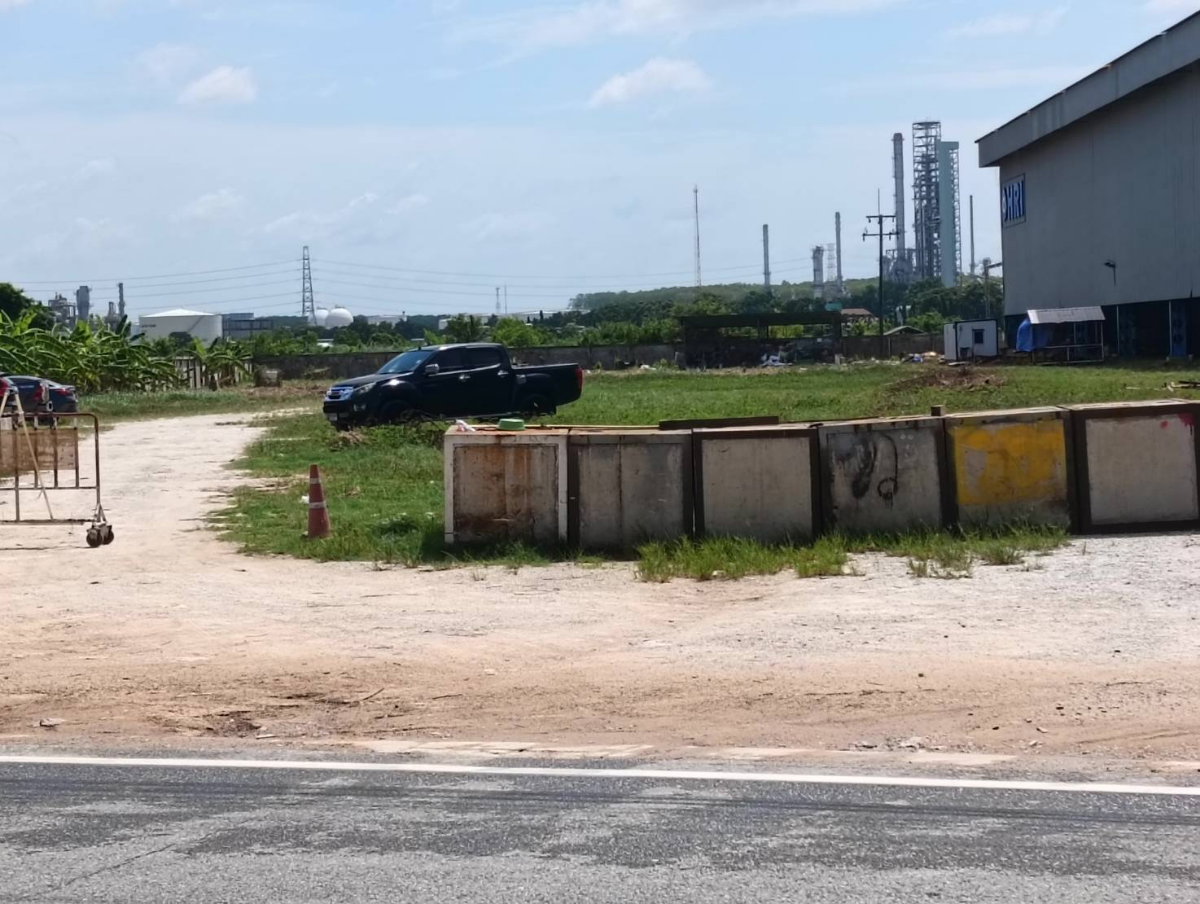 picture Land with a Large, Ready-to-Use Workshop Building - 9/11