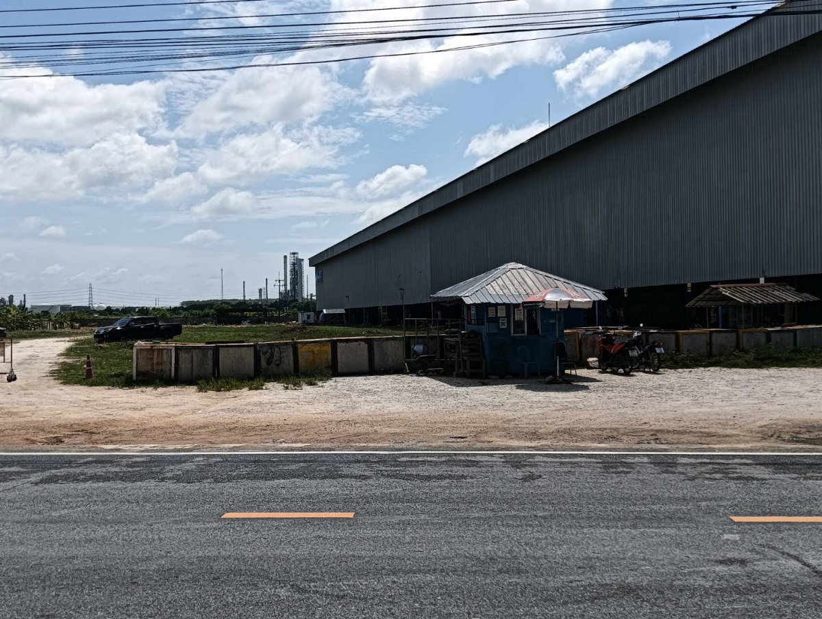 picture Land with a Large, Ready-to-Use Workshop Building - 1/11