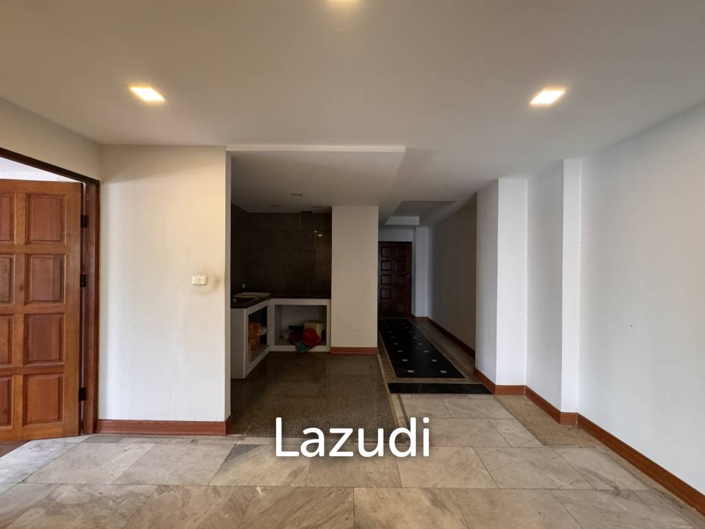 รูป 205 sqm 3-Bed Condo with Huge Terrace in Khlong Toei Nuea, Bangkok - รูปที่ 9/36