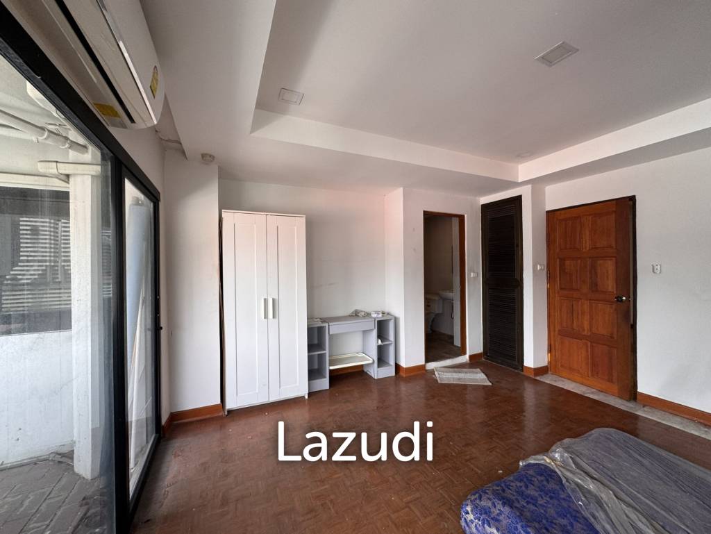 รูป 205 sqm 3-Bed Condo with Huge Terrace in Khlong Toei Nuea, Bangkok - รูปที่ 16/36