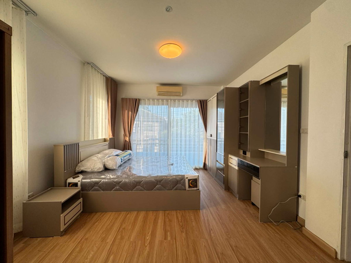 picture Modern 2-Storey Detached House for Rent in a Secure Residential Project - 10/20