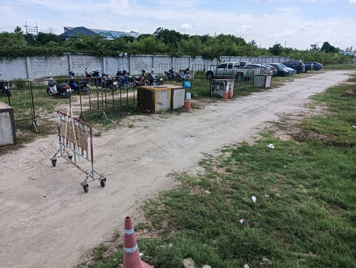 picture Land with a Large, Ready-to-Use Workshop Building - 8/11