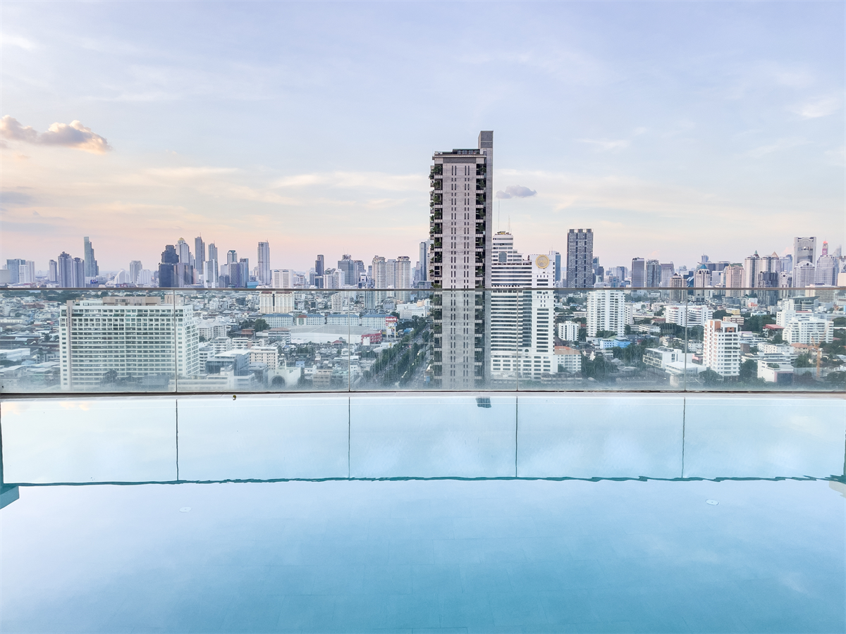picture The Complete Narathiwas Condo in Central City at an Affordable Price - 9/9