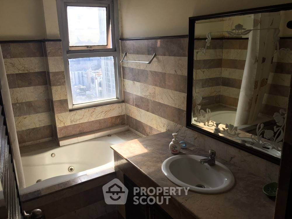 picture 2-BR 206 Sqm High-Floor At Sukhumvit Suite Near BTS Nana (ID 2143433) - 3/5