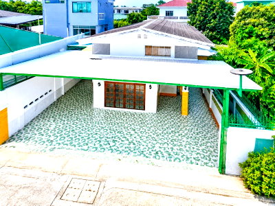 Houses for rent Bangkok : 2-story mansion, 100 sq m, Punnawithi, 6 bedrooms, 4 bathrooms, near BTS Udomsuk 1.6 km., Seacon Square 1.8 km., Wachiratham Sathit 44-54, 500 sq m.,