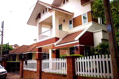 Houses for rent : Spacious 2-Storey Detached House for Rent with Maid's Room