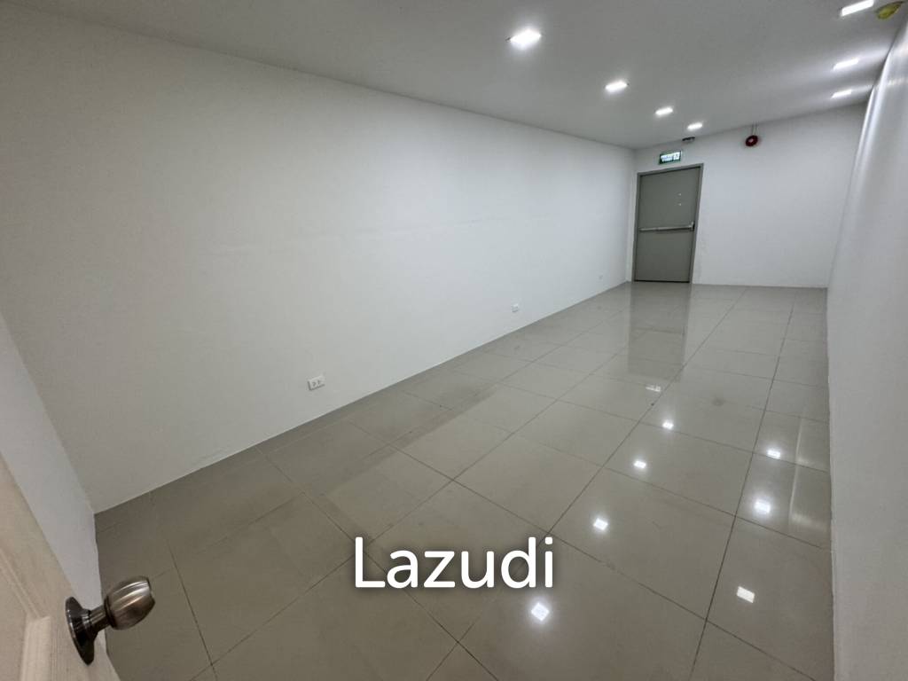picture 200 sqm modern corner office for rent in Chong Nonsi Yannawa Bangkok - 11/18