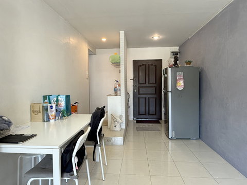 Rent a condo at Royal Park 3, Soi Ari 2, surrounded by trendy restaurants and cafes.