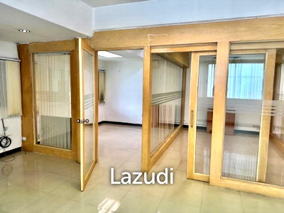 Office for rent วิทยาลัยแพทย์ศาสตร์พระมงกุฎเกล้า : 110 sqm Bright Partitioned Office for Rent in Makkasan Ratchathewi Bangkok