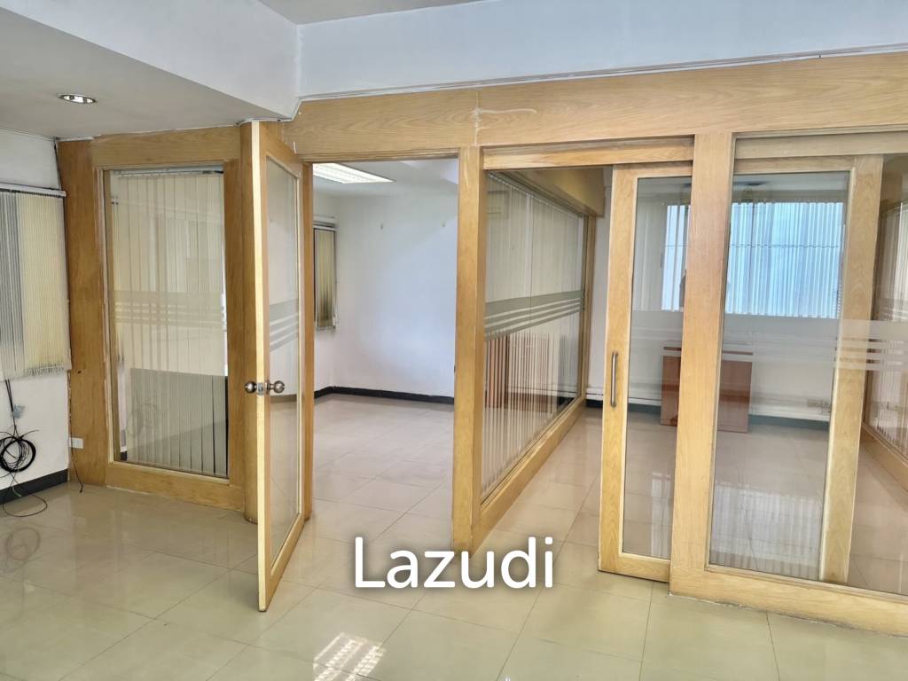 picture 110 sqm Bright Partitioned Office for Rent in Makkasan Ratchathewi Bangkok - 1/7