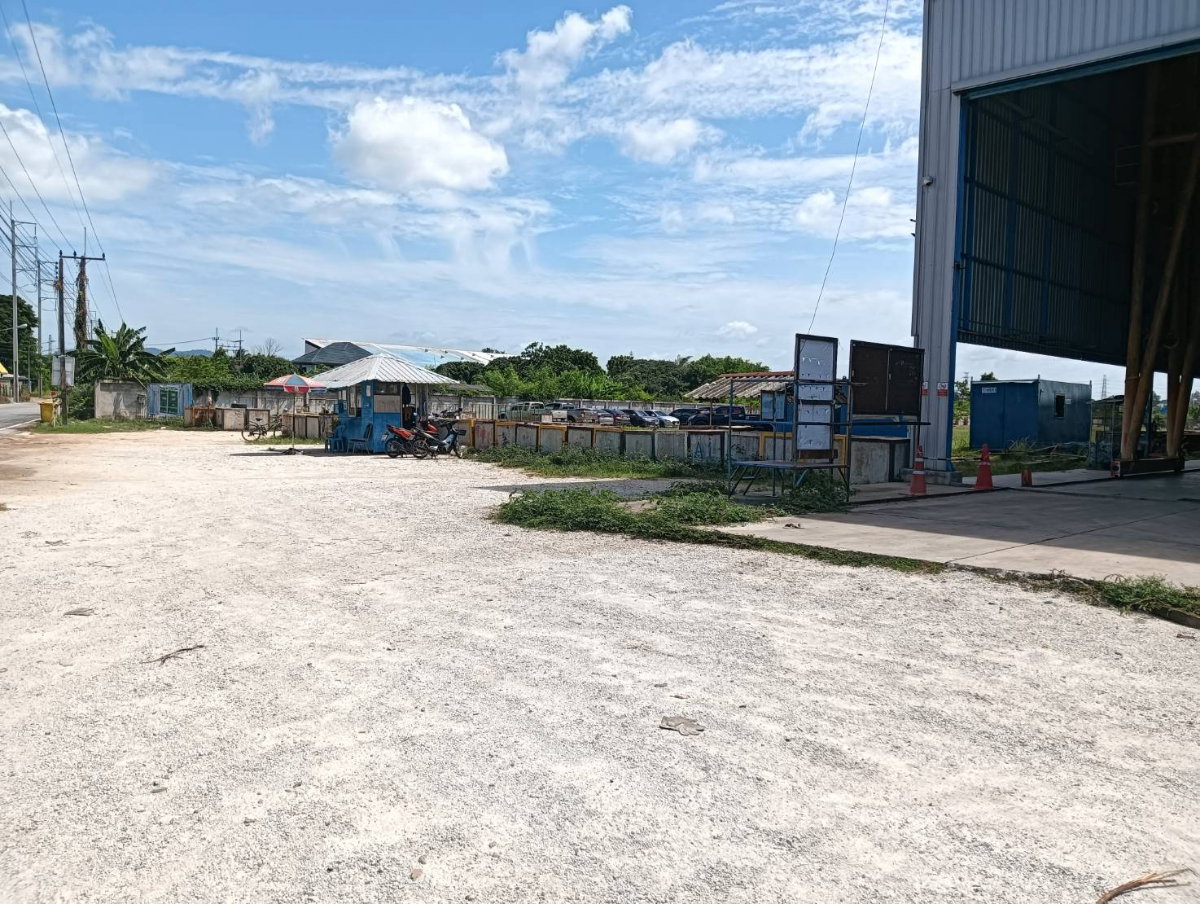picture Land with a Large, Ready-to-Use Workshop Building - 3/11