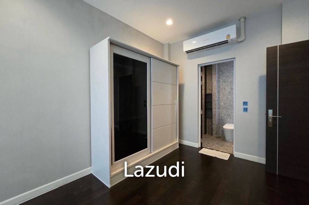 picture 4 Bed 5 Bath 440 sqm modern 3 storey detached home in The Gentry Phatthanakan 2 - 14/29