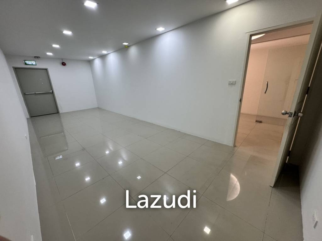 picture 200 sqm modern corner office for rent in Chong Nonsi Yannawa Bangkok - 12/18