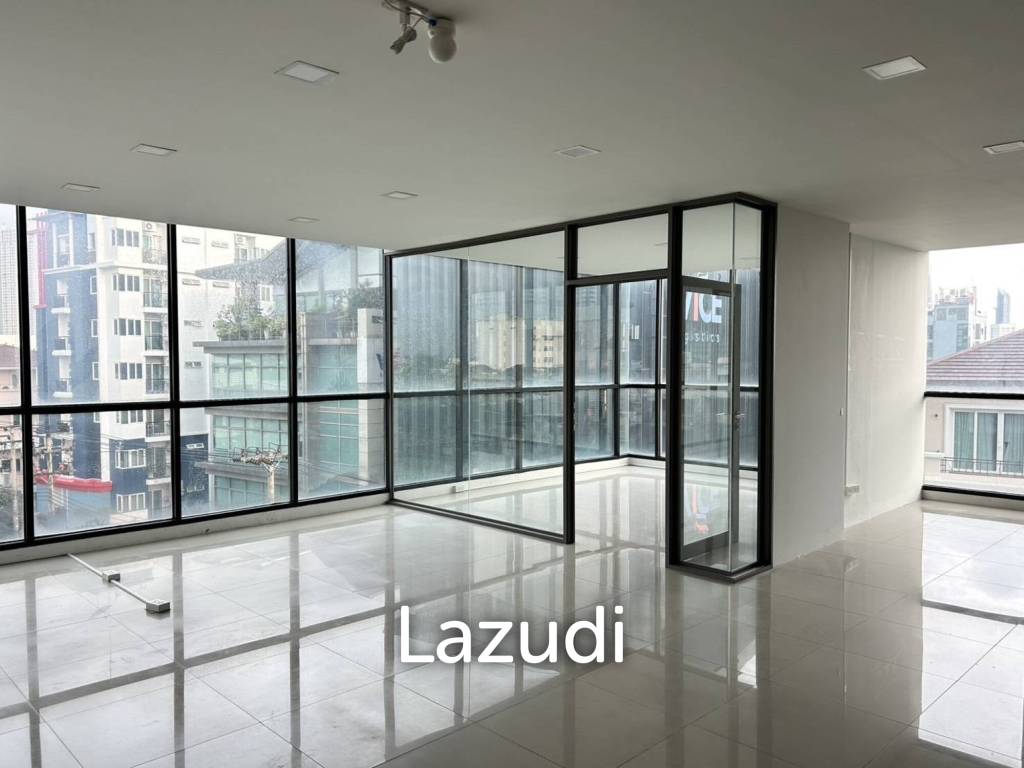 picture 200 sqm modern corner office for rent in Chong Nonsi Yannawa Bangkok - 14/18