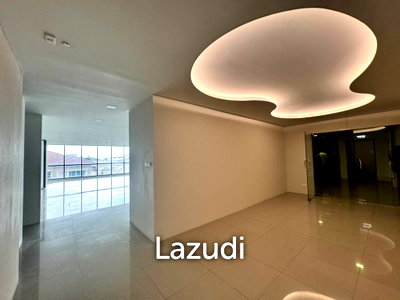 Office for rent Naradhiwas Rajanagarindra Road : 200 sqm modern corner office for rent in Chong Nonsi Yannawa Bangkok