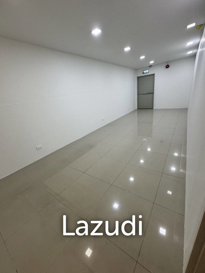 picture 200 sqm modern corner office for rent in Chong Nonsi Yannawa Bangkok - 10/18