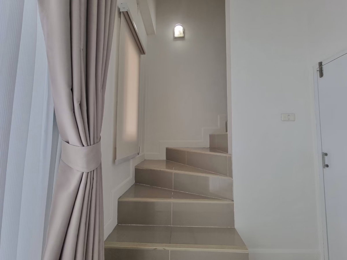 รูป 🏡 บ้านให้เช่า ทาวน์โฮม 2 ชั้น รีโนเวทใหม่ พร้อมเฟอร์นิเจอร์ใหม่ ตกแต่งครบ ในโครงการคุณภาพ ใกล้สนามบินเชียงใหม่ โซนแม่เหียะ ทำเลดี เดินทางสะดวก - รูปที่ 8/10