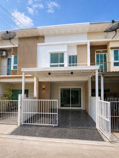 Newly renovated townhome in Pattanakarn area, near Rama 9, On Nut, and Srinakarin.