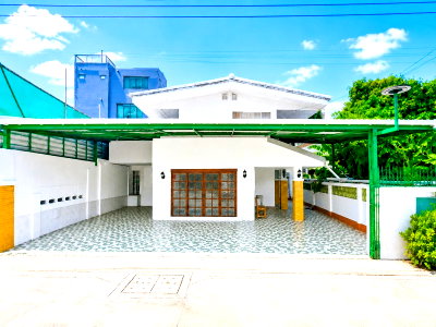 Houses for rent Bangkok : BTS Udomsuk 1.6 km., Seacon Square 1.8 km. 2-story mansion, 100 sq m., Punnawithi, 6 bedrooms, 4 bathrooms, Wachiratham Sathit 44-54, 500 sq m.,