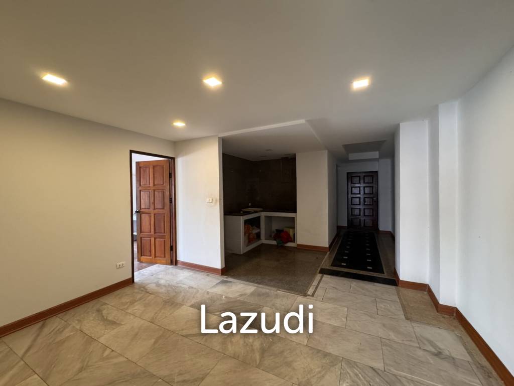 รูป 205 sqm 3-Bed Condo with Huge Terrace in Khlong Toei Nuea, Bangkok - รูปที่ 8/36