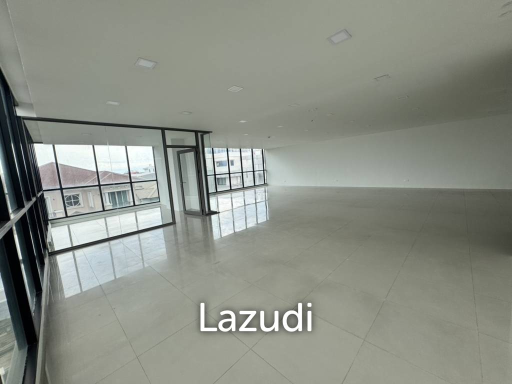 picture 200 sqm modern corner office for rent in Chong Nonsi Yannawa Bangkok - 17/18