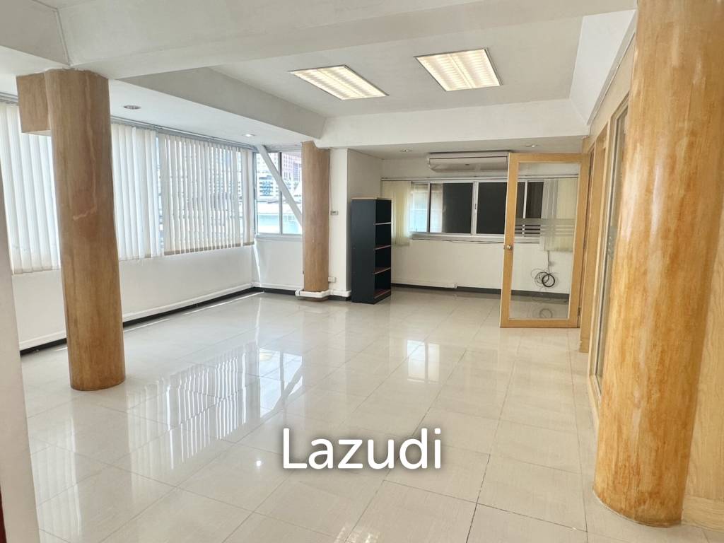picture 110 sqm Bright Partitioned Office for Rent in Makkasan Ratchathewi Bangkok - 3/7