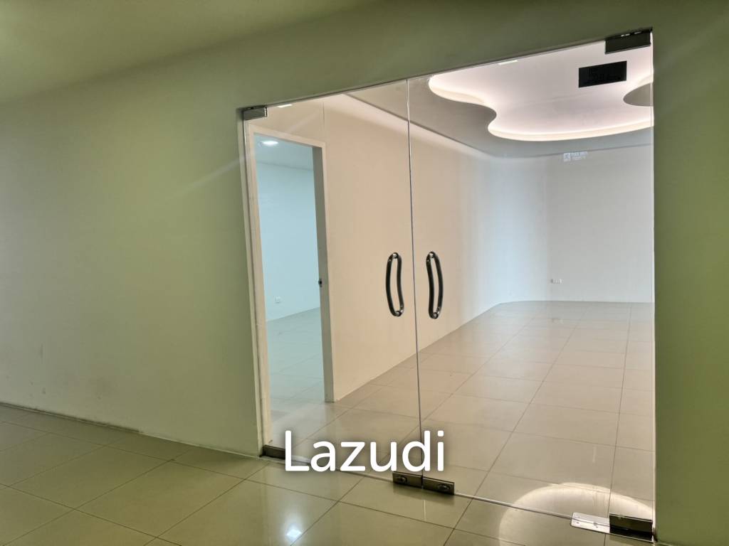 picture 200 sqm modern corner office for rent in Chong Nonsi Yannawa Bangkok - 3/18
