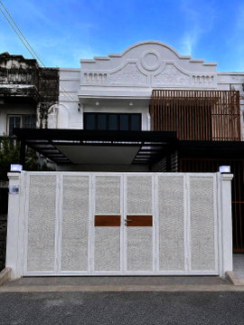 Newly renovated townhouses in the Bangna-Sukhumvit area, near Central Bangna.