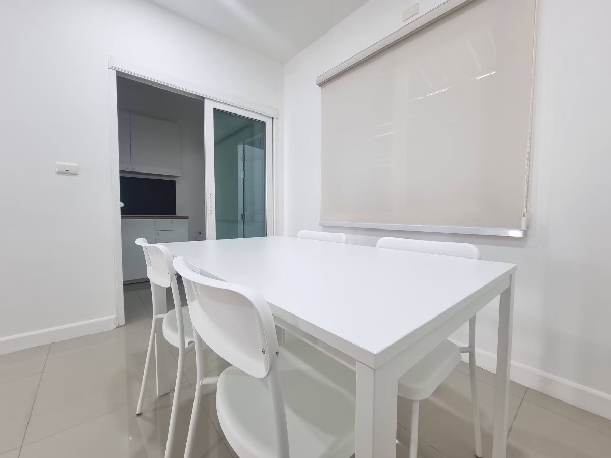 รูป 🏡 บ้านให้เช่า ทาวน์โฮม 2 ชั้น รีโนเวทใหม่ พร้อมเฟอร์นิเจอร์ใหม่ ตกแต่งครบ ในโครงการคุณภาพ ใกล้สนามบินเชียงใหม่ โซนแม่เหียะ ทำเลดี เดินทางสะดวก - รูปที่ 2/10