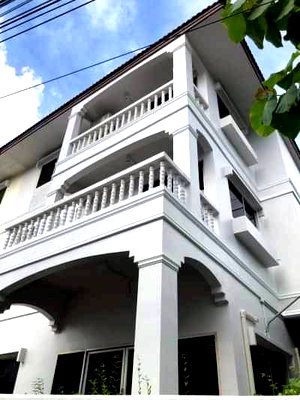 Shophouses for rent Bueng Kum : Three-story commercial building for rent, with 5 offices and 5 bathrooms. All rooms are air-conditioned.